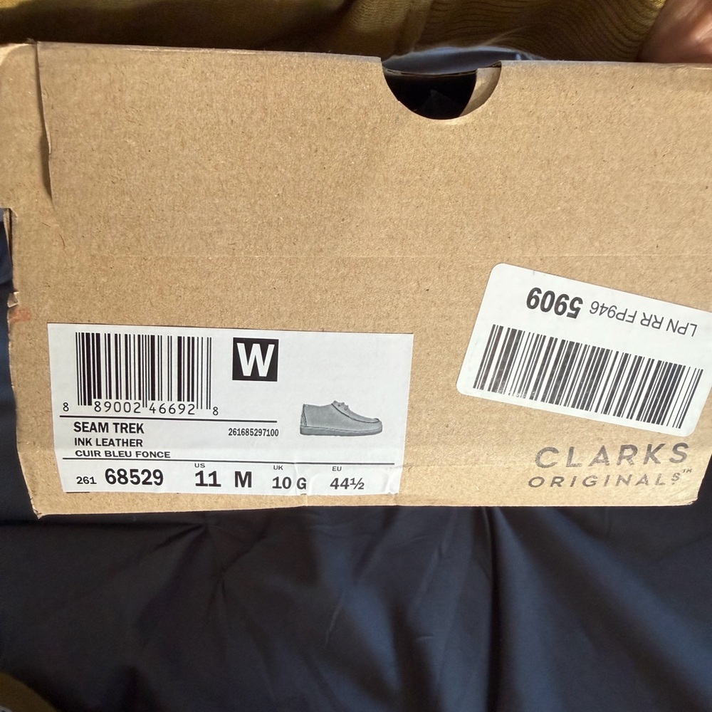 Clarks Black Leather Lace-Up Wallabee with Tan Heel Panel - Picture 7 of 8